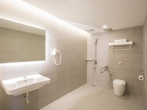 Deluxe Triple Toilet